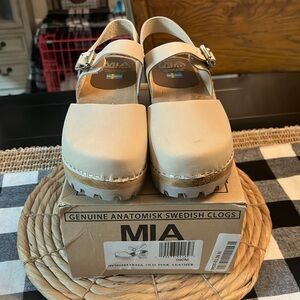 Mia clogs